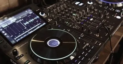 Ile naprawdę zarabia DJ na weselu? Kluczowe czynniki wpływające na wynagrodzenie