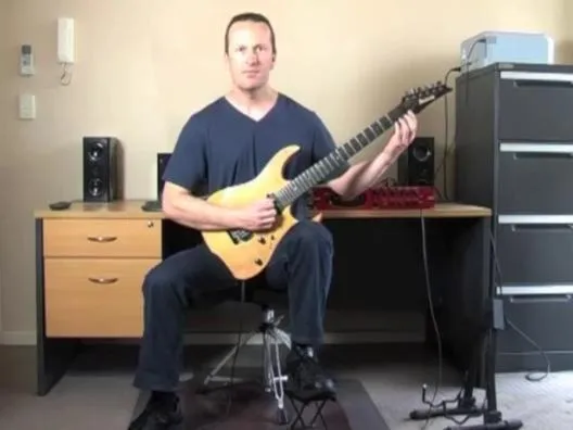 Jak wygodnie trzymać gitarę elektryczną i zapobiegać bólowi podczas gry