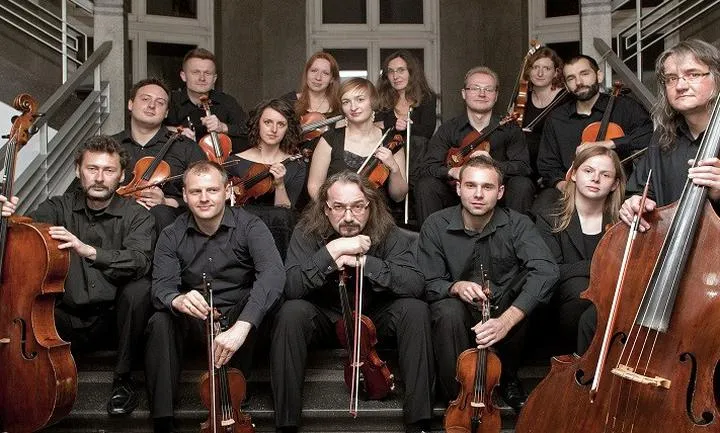 Jakie instrumenty tworzą orkiestrę smyczkową? Poznaj ich skład i rolę w muzyce