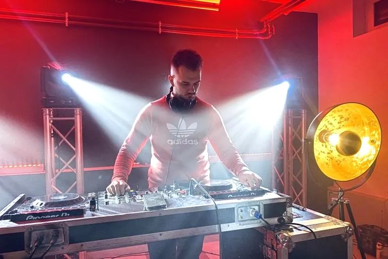 Jakie są prawdziwe ceny DJ-ów na 18? Odpowiedzi, które zaskoczą i pomogą w wyborze