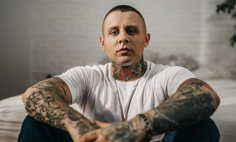 Kim jestem? Odkryj emocje zawarte w tekście piosenki KaeN