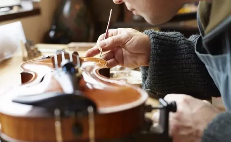 Kto naprawia skrzypce? Porady, które pozwolą ci uniknąć kosztownych błędów