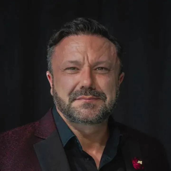 Mirosław Niewiadomski tenor – odkryj fascynującą biografię i niezapomniane osiągnięcia artysty