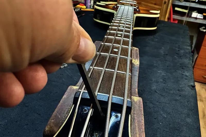 Ustawienie gryfu gitary elektrycznej