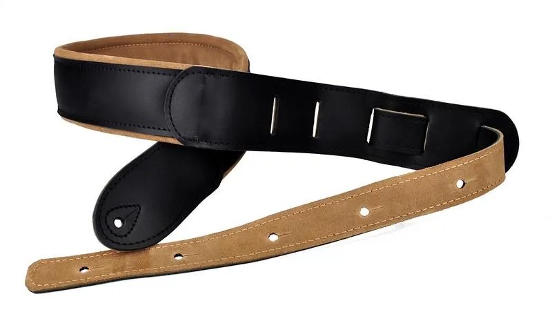 Zakładanie paska do gitary